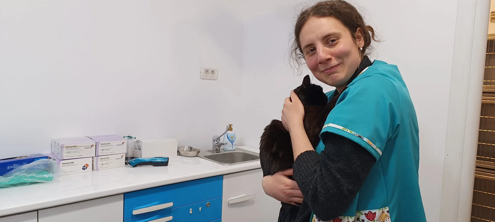 Îngrijire veterinară - asistentă cu pisică